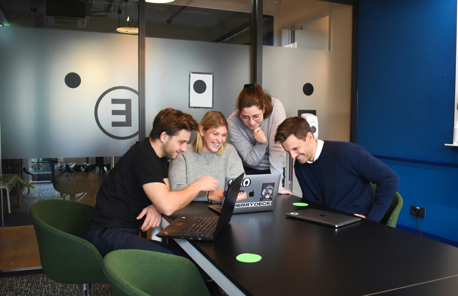 équipe dans une salle de travail