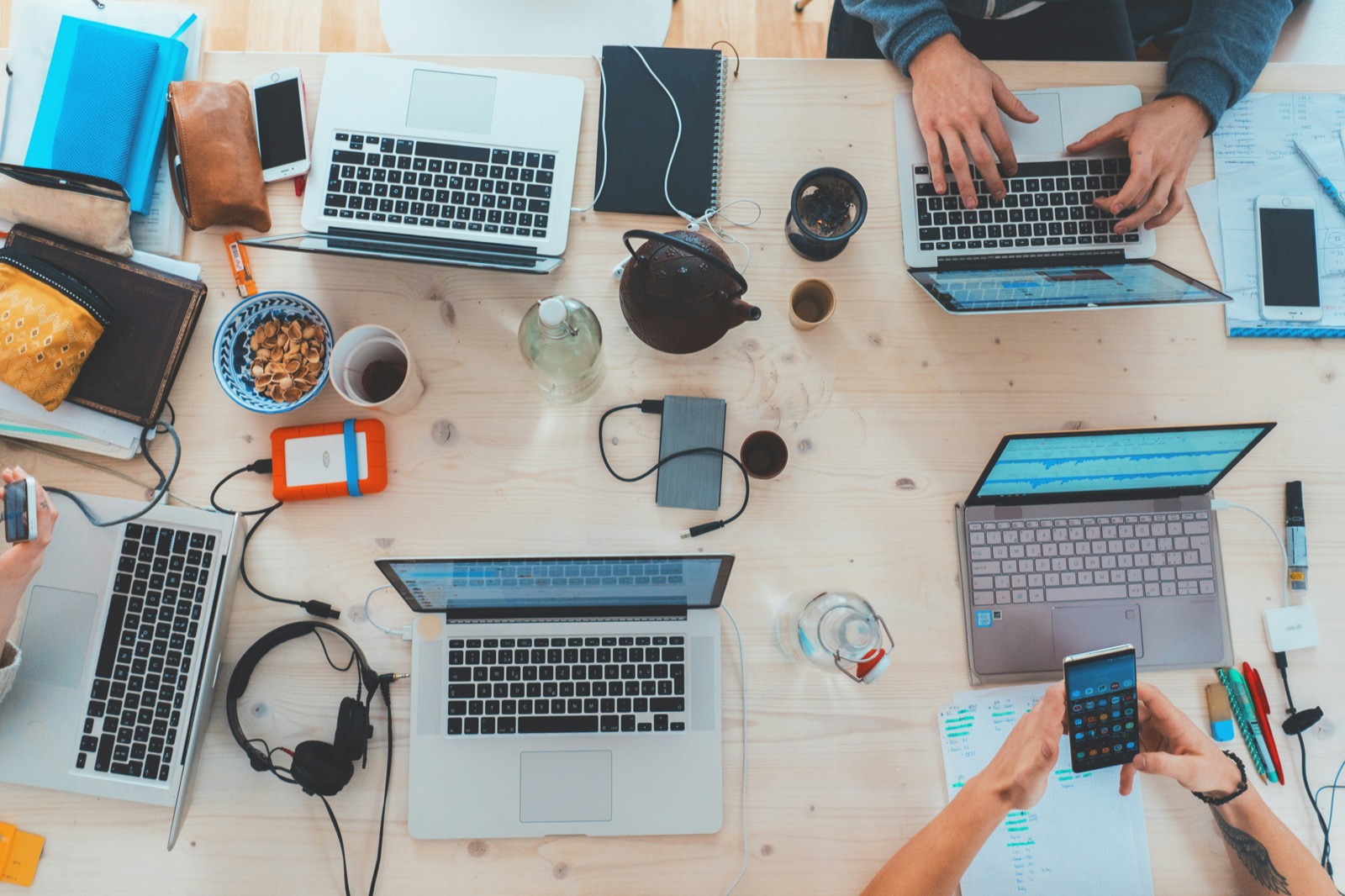 espace de travail avec ordinateur